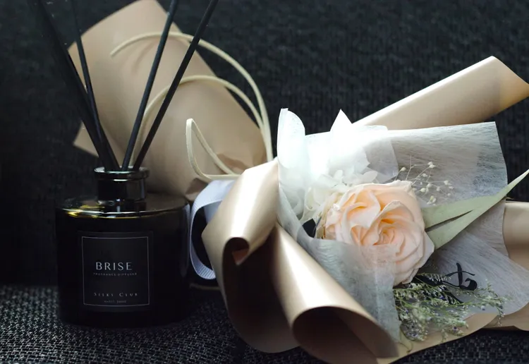 「情人節限定花禮組合」含永生花與晶英國際行館經典香氛，加購價每組1880元。業者提供