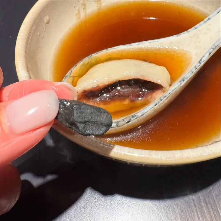 蔡逸帆元宵節吃湯圓竟咬到一顆石頭。翻攝《@linda.slbg》IG