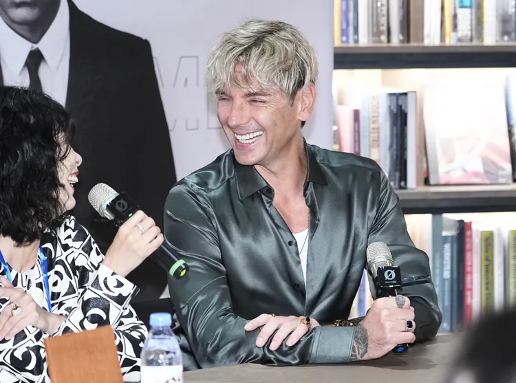 邁可森保護手指，盡量不提重物。彭欣偉攝