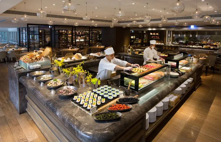 彩日本料理日式自助餐3月底前，線上訂位享平日85折餐飲優惠。台北君悅酒店提供