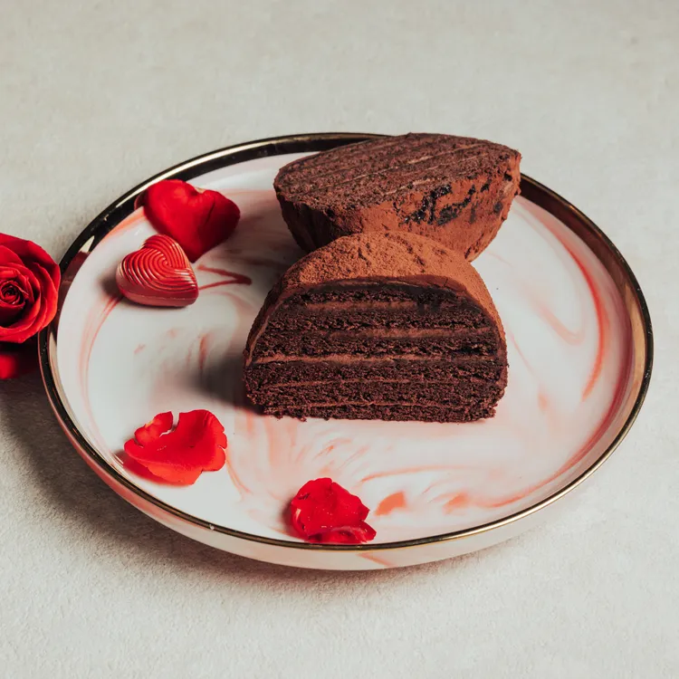 「濃情黑松露巧克力」，層層嵌入法式可可蛋糕與卡士達，每個4吋800元。台北君悅酒店提供