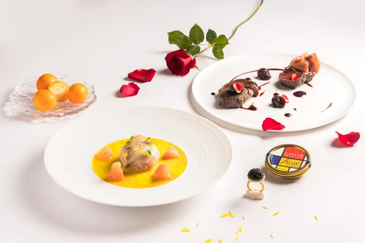 寶艾西餐廳情人套餐獨特獻上「蜜柑鯛生魚薄片佐宮崎金柑」，主餐二選一「炭烤F1夏多布里昂牛排」或「爐烤波士頓龍蝦」等驚艷美味。台北君悅酒店提供