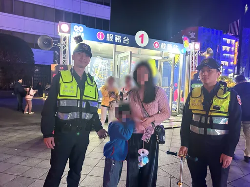 北市男童追逐花燈光影與母親走散　警帶他找到家人