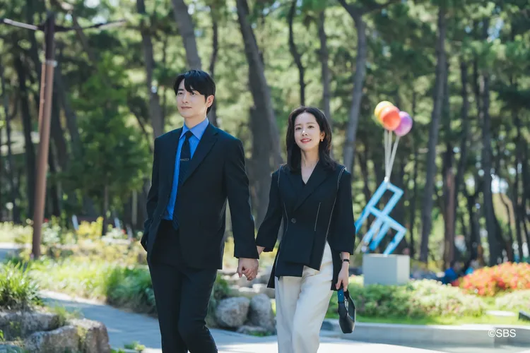 李浚赫（左）在《我的完美秘書》愛上老闆韓志旼。Hami Video提供