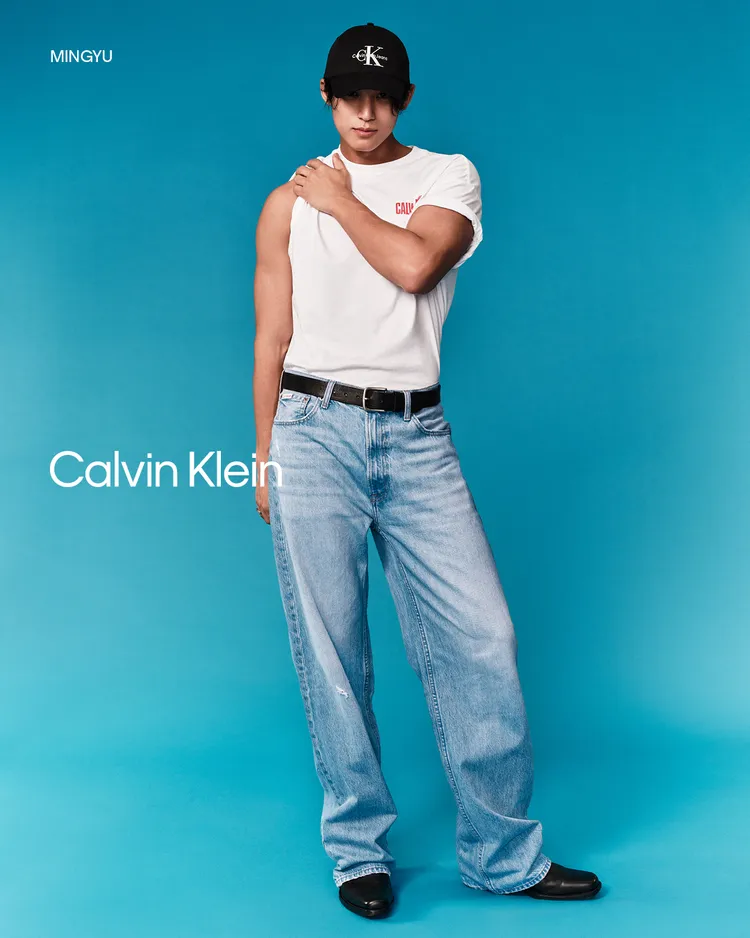 珉奎以Calvin Klein丹寧褲配上寬鬆T恤。品牌提供