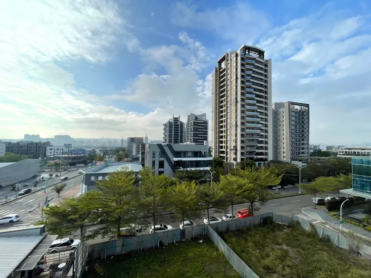 單元二介於八期重劃區與74號快速道路之間，兼具住宅氛圍與交通優勢。資料照片