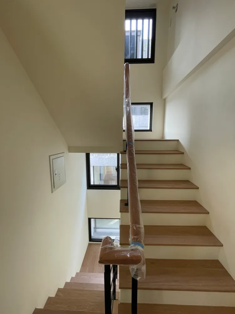 有別於一般別墅樓梯間無開窗，「鼎一森之硯」大量開窗，引入自然通風與採光。資料照片