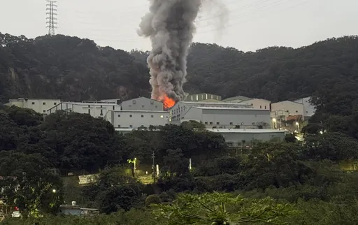 五股木材廠全面燃燒波及鄰廠　疑有受困！全力搶救中