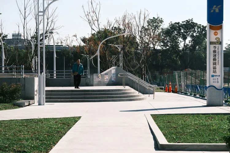高市中正運動場前廣場座落於捷運苓雅運動園區站3號出口。市府提供