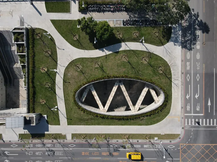 高市中正運動場前廣場座落於捷運苓雅運動園區站3號出口。市府提供