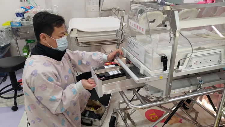 衛生福利部金門醫院的轉送型保溫箱電池老化，安捷航空2月27日致贈院方兩顆全新電池，由原廠工程師進行安裝測試。安捷航空提供