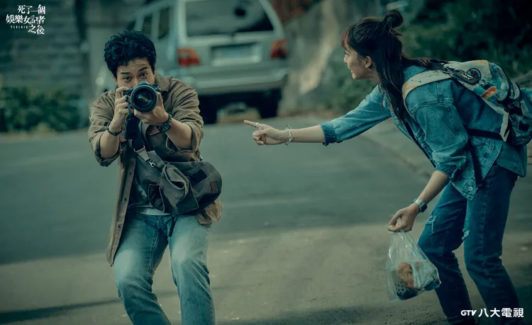 薛仕凌（左）在劇中飾演攝影記者。八大提供