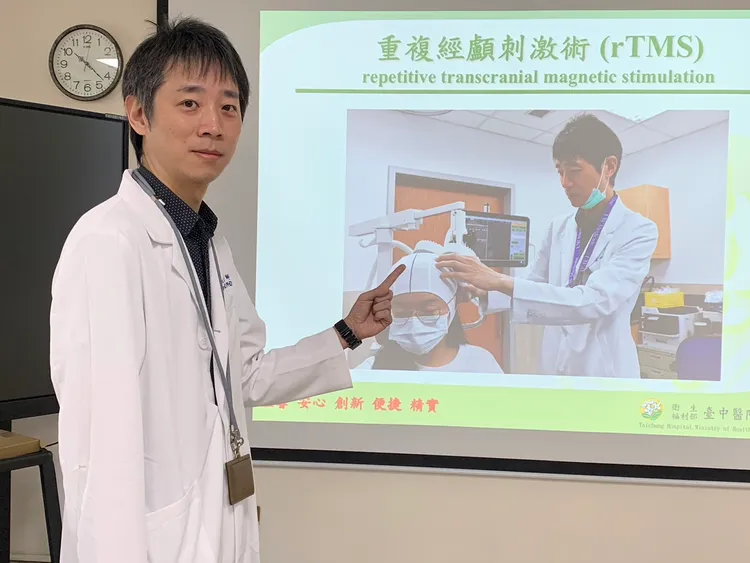 45歲婦人被機車撞到後聽到引擎聲就害怕，章秉純醫師說明治療過程。民眾提供