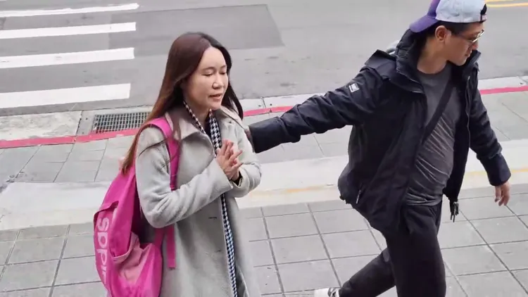 北市議員陳怡君今再前往士院開羈押庭前雙手合十表示「請大家相信我的清白」。張欽攝