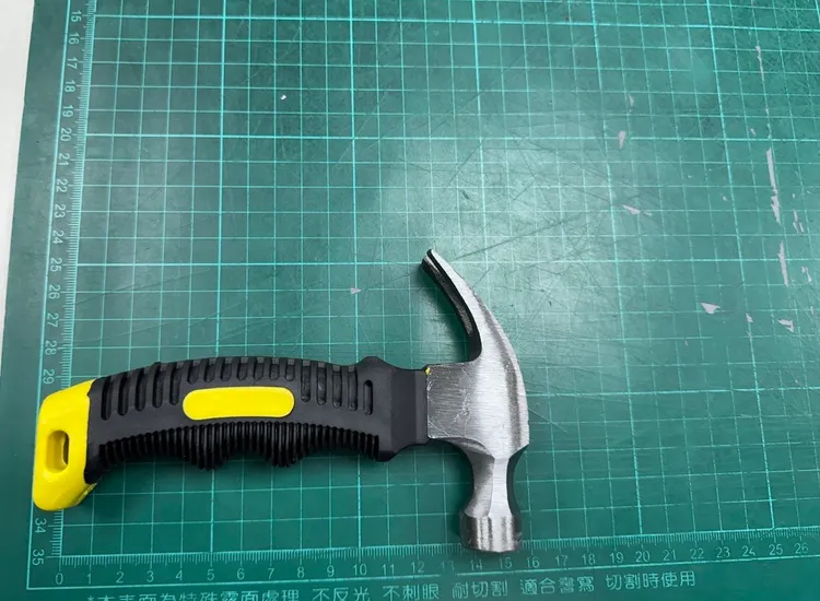 司機張男用鐵鎚砸乘客。翻攝畫面