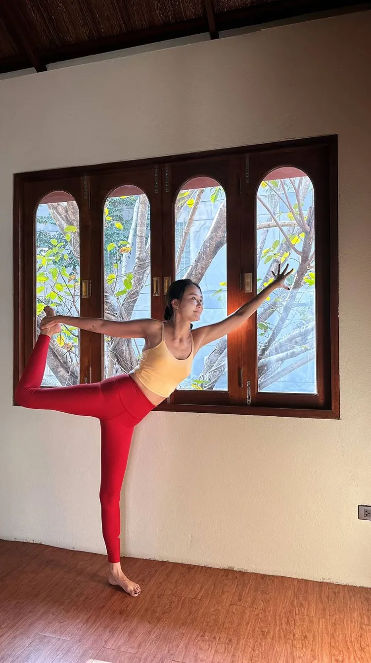 何妤玟接觸瑜伽多年，練就完美身材，完全看不出來是2個孩子的媽。本人提供