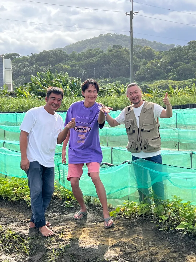 邰智源（右）與黃鐙輝（中）造訪白玉蝸牛養殖場。台視台語台提供