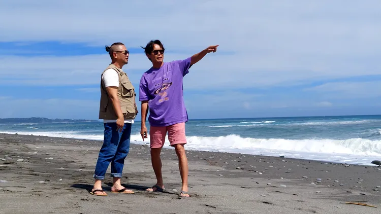 邰智源（左）與黃鐙輝造訪花蓮豐濱。台視台語台提供