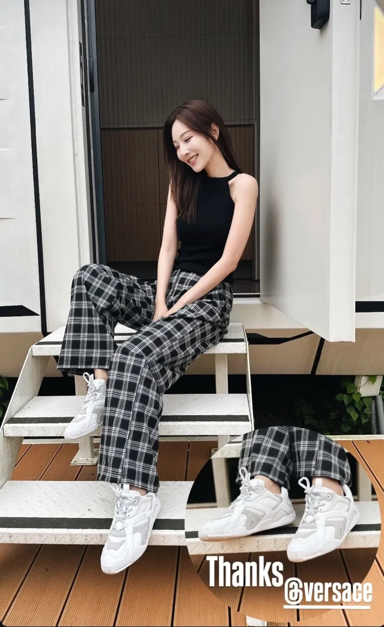 曾莞婷換上灰白配色的Versace Galaxia運動鞋。翻攝曾莞婷IG
