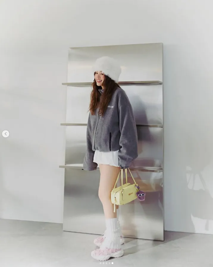 吳映潔演繹粉白配色Mercury M_VS_02與黃色保齡球包。翻攝吳映潔IG