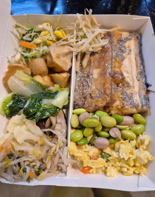 邊荷律挑了滿滿一大盒菜色。翻攝邊荷律Threads