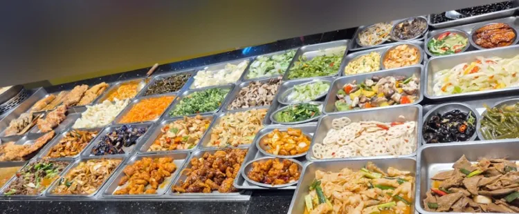 邊荷律被台灣自助餐的眾多菜色所吸引。翻攝邊荷律Threads