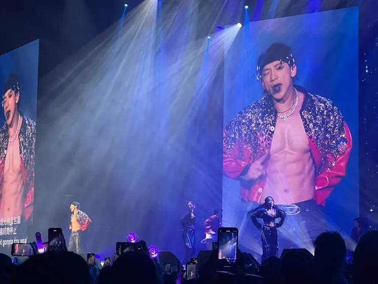 Rain不吝惜秀出冰塊腹肌。讀者提供