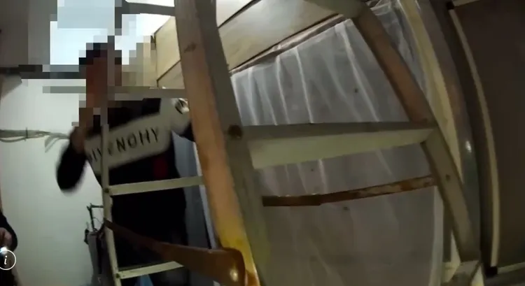 賭場工作人員躲上閣樓被警方識破，通通被叫下來逮捕。翻攝畫面