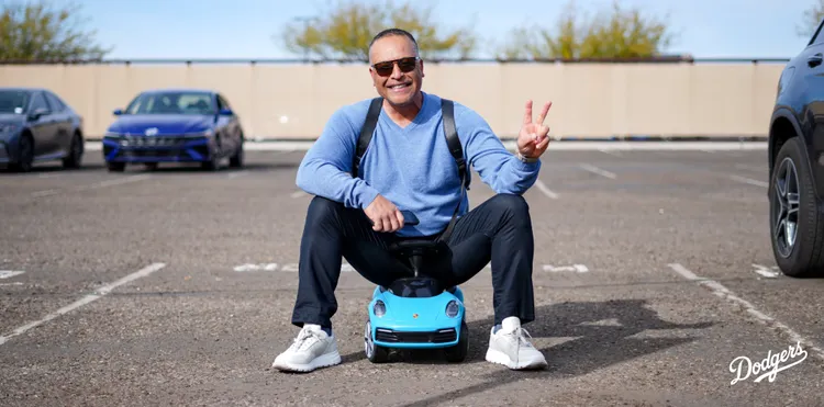 羅伯斯無奈收下兒童版保時捷∕ 翻攝Dodgers X