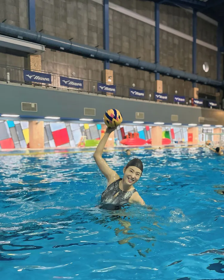 賈永婕曬出泳裝照，網友認為賈董連戴泳帽也一樣美。翻攝自賈永婕臉書