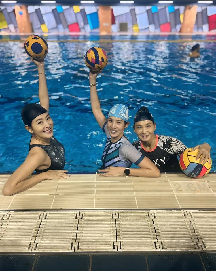 台北101董事長賈永婕今日在臉書曬出泳裝照，與新聞主播夏嘉璐(中)等人下水同框。翻攝自賈永婕臉書