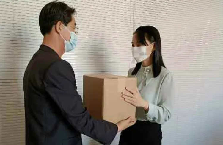 2022年6月，金與正捐贈醫療物資的新聞照片中，外界推測與她同框的男子就是金與正的丈夫。資料照片