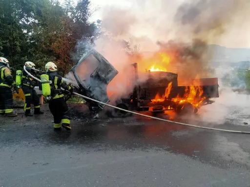 台3線37公里小貨車故障放路邊 不明原因起火全面燃燒