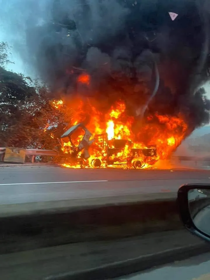 小貨車起火燃燒。翻攝畫面