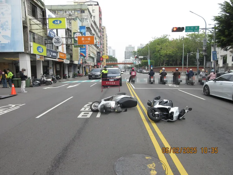 陳姓男騎士撞上違規橫越馬路的林姓女騎士，造成2人受傷。民眾提供