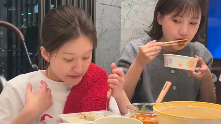 魏笑（右）釋出趙露思（左）用叉子吃飯的艱辛過程。翻攝魏笑小紅書