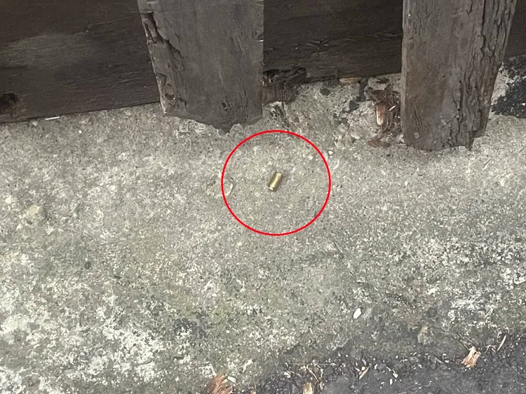 台中市太平區蔡姓男子在租屋處朝外開槍，警方在現場找到多個彈殼。民眾提供