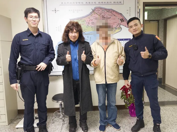 舞棍阿伯（左二）順利找回錢包。警方提供