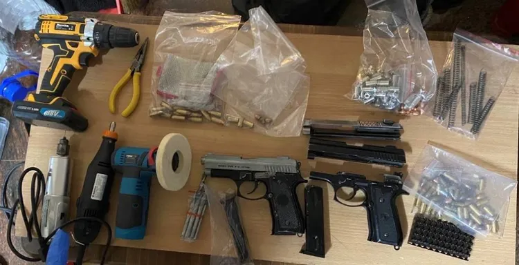 警方起獲改造槍彈、零件及工具等證物。民眾提供