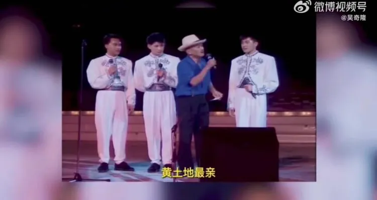 小虎隊首次登上中國舞台表演，主持人就是凌風。翻攝自吳奇隆微博