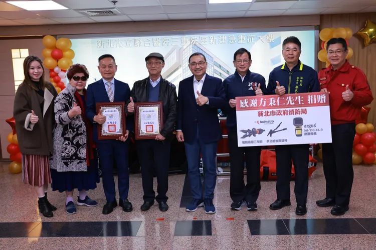 市長侯友宜(左四)頒發感謝給予議員李余典(左二)、三重在地知名企業董事長方秉仁(左三)等人，眾人合影留念。院方提供