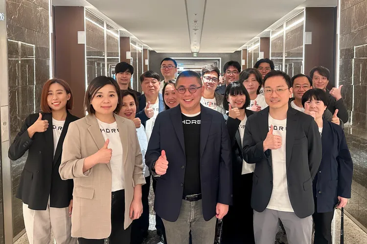 為加速市場布局，泓德能源日本子公司成立「電力AI解決方案處」，並邀請資深能源專家岡本和也擔任部長。業者提供