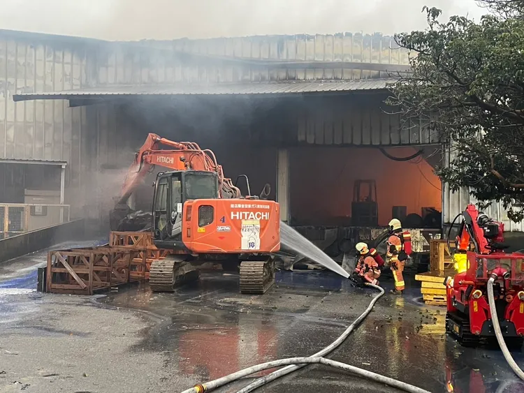 打火兄弟配合重機械進行殘水處理中。新竹市消防局提供