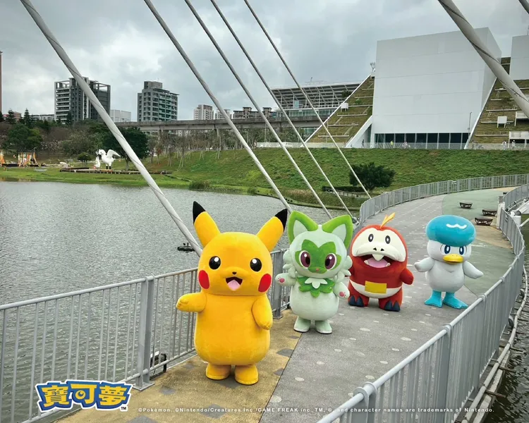 在「驚見！塘緣卡比獸」作品旁，皮卡丘、新葉喵、呆火鱷、潤水鴨等寶可夢將與遊客相見歡。桃園市政府提供