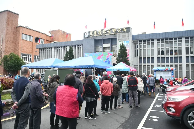 情人節當天黃金旺夫妻委託公所發放600件羽絨被助弱勢度寒冬。吉安鄉公所提供