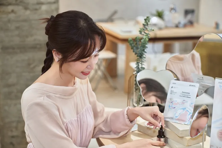 陳明珠自揭是面膜狂人，平時游泳完搭計程車回家，都要把握時間敷面膜。品牌提供