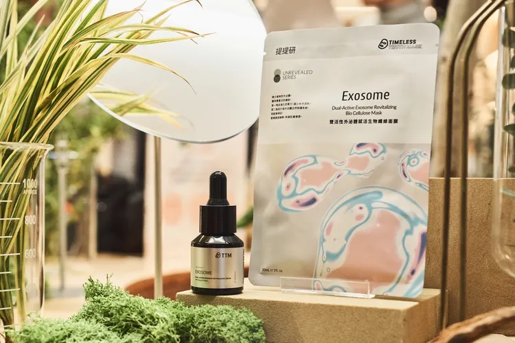 TTM雙活性外泌體賦活生物纖維面膜（右）1片／320元、雙活性外泌體超級安瓶（左）1500元。品牌提供