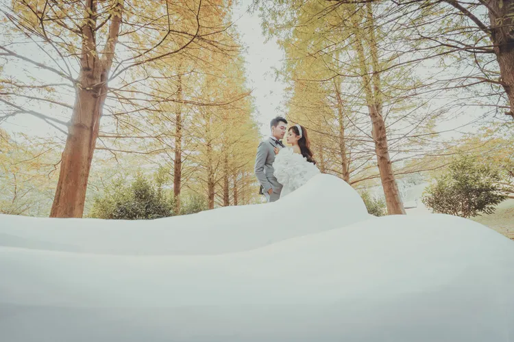 張睿家、黃安若穿梭到絕美落雨松。LinLi Boutique提供