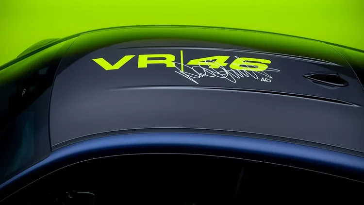 車頂還特別加入了Rossi的親筆簽名。