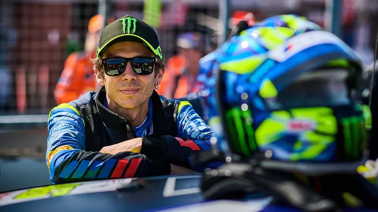 購買M4 CS Edition VR46的車主，還能獲得一場與Valentino Rossi共度時光的獨家體驗。原廠照片